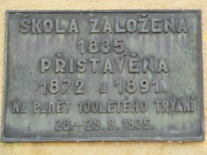 Pamětní deska na budově školy
